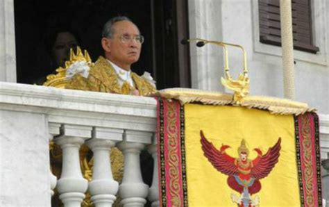泰王加冕第二日 国王哇集拉隆功乘轿子巡游曼谷受民众朝拜