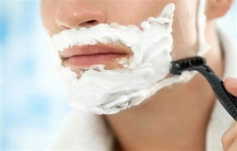 一个人在前刮胡子剃高清图片下载-正版图片506245950-摄图网