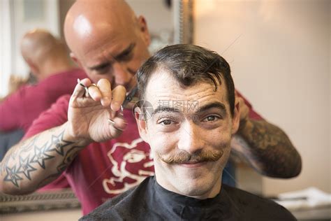 男士修面刮脸理发视频国外剪发刮胡子美发造型书单号减压素材-阿里巴巴