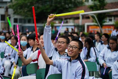 四川省成都市第十七中学领导关怀送温暖 高三教师倍振奋