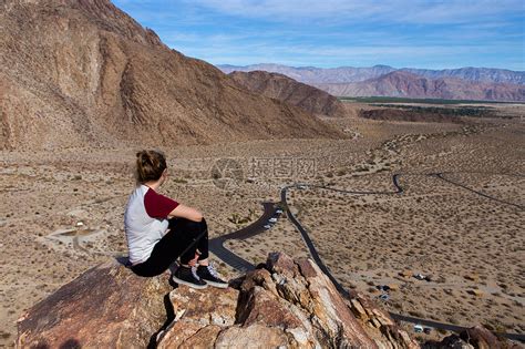 美国加利福尼亚州安扎博雷戈沙漠州立公园一名年轻女子从岩石上眺望风景高清图片下载-正版图片501846926-摄图网