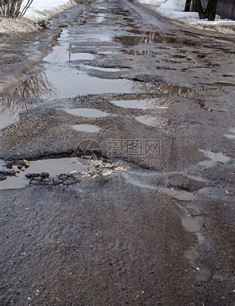 有大坑洞和泥水的公路春季肮脏的坑洼时间高清图片下载-正版图片307647185-摄图网