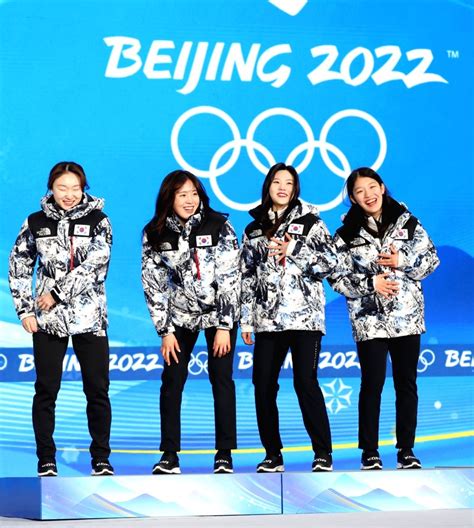 (200121) -- LAUSANNE, Jan. 21, 2020 (Xinhua) -- Bronze medalist ...
