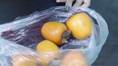 柿子没熟吃起来又涩又硬，教你土方法，柿子催熟变蜜糖，省时方便_腾讯视频