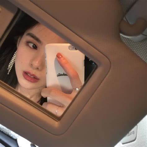 甜美女生拿手机头像