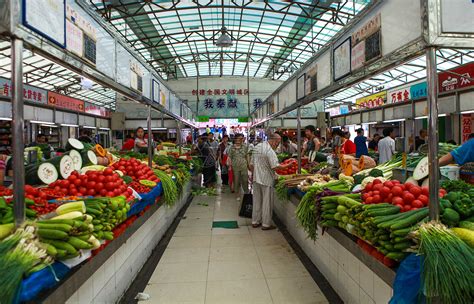 男子在超市购买蔬菜高清图片下载-正版图片600818523-摄图网