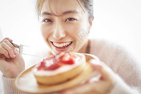 甜美女生吃甜品头像