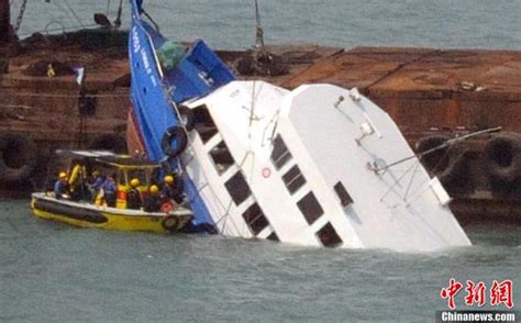 香港撞船事件沉船被捞起 死难者家属海祭(图)-搜狐新闻