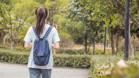 女孩背影青春高清摄影大图-千库网