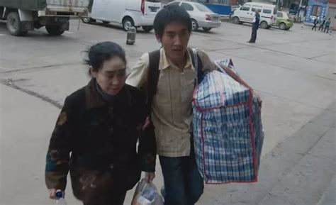 13年前捡垃圾睡猪栏，背着疯娘上大学的刘秀祥，现在过得怎么样了 - 知乎