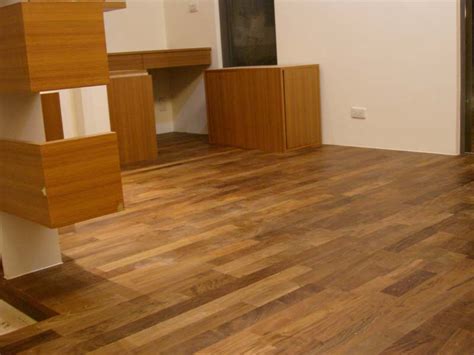 地板铺装技巧有讲究 客厅宜选择大尺寸地板_新浪家居