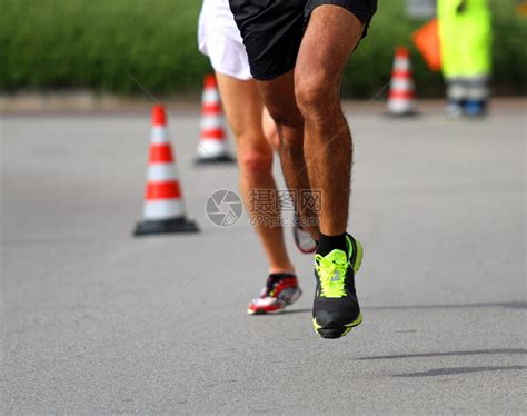 Marathonner跑得非常快冲向通往终点线最后高清图片下载-正版图片503531512-摄图网