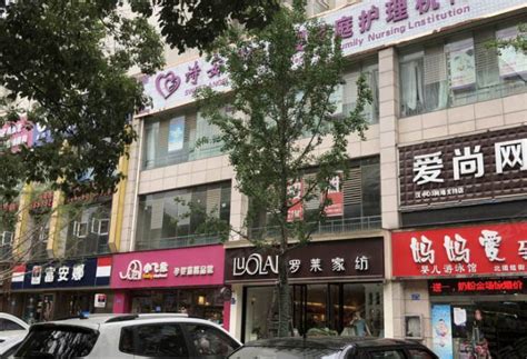 武汉超市正常营业 市民购买生活用品