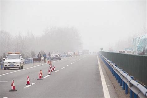 雾锁汉宜高速昨45车连环追尾 致2人死亡25人受伤-新闻中心-荆州新闻网