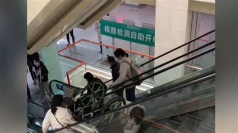 齐鲁医院里老人坐轮椅上扶梯摔倒，危急时刻一群山东爷们出手相助_腾讯视频