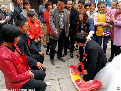 实拍女儿出嫁临走前 母亲躲进房间独流泪|新娘|母亲|女儿_新浪新闻