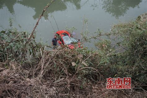 沙县一轿车冲入河中 车内一名人员被困 - 本网原创 - 东南网三明频道