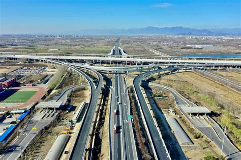 中国中铁投资、建设、运营的京雄高速（北京段）六环至市界段通车运营_手机新浪网