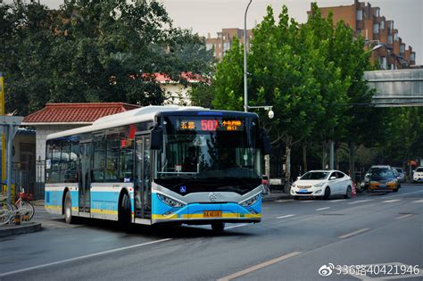 北京今年优化增设公交线路超百条，乘车更顺畅_京报网