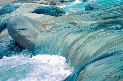 蓝色自然清澈流动的溪水自然水背景图片免费下载 - 觅知网