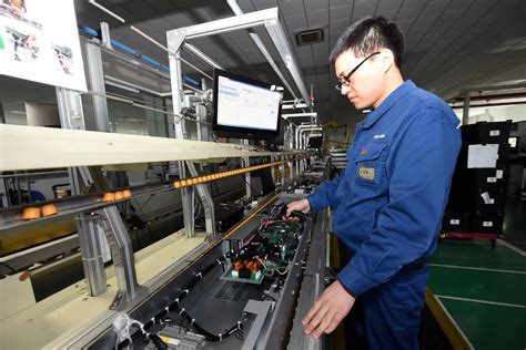 工厂的数字化转型对传统技术工人提出新要求