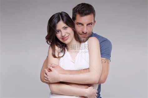 异性恋夫妇的肖像，拥抱高清图片下载-正版图片501504324-摄图网