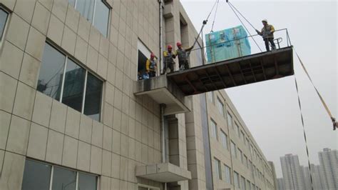 空调设备吊装上楼现场-青岛顺安设备安装工程有限公司