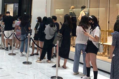 多地奢侈品店迎排队潮：LV上海单店8月预计能卖1.5亿_凤凰网视频_凤凰网