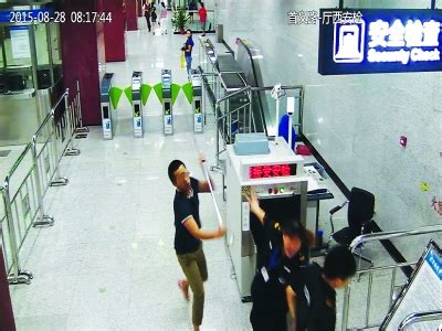 武汉“拒检男”抢防暴叉 殴打地铁安检员被拘_频道_凤凰网