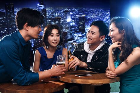 快乐的青年人在酒吧喝酒高清图片下载-正版图片507674609-摄图网