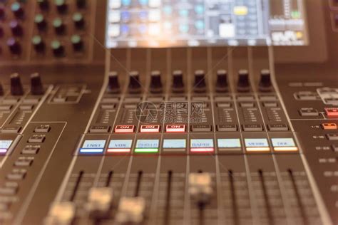 用于混音器控制的特写按钮设备音乐家DJ和音响工程师的混音器将遥控器与彩色霓虹灯混合夜总会高清图片下载-正版图片506250913-摄图网