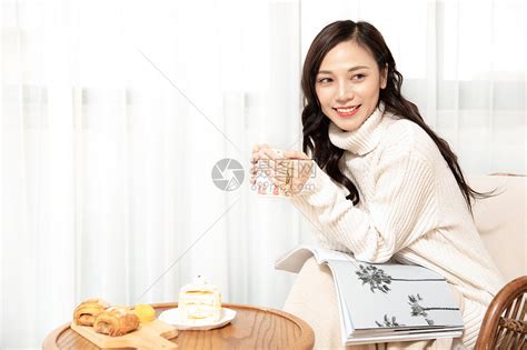 冬季青年女性居家喝下午茶高清图片下载-正版图片501535852-摄图网