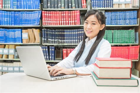 亚洲学生在大学图书馆使用笔记本电高清图片下载-正版图片503591538-摄图网
