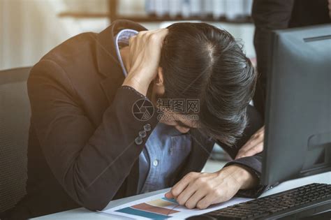 精神紧张的商人从事笔记本电脑工作在商业损失后头痛在办公室背景中疲劳的不开心白种人高清图片下载-正版图片307950992-摄图网