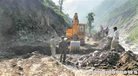 印度军队采购100多台挖掘机 准备在中印边境开山修路_手机新浪网