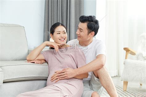 孕妇和丈夫居家生活高清图片下载-正版图片501399022-摄图网