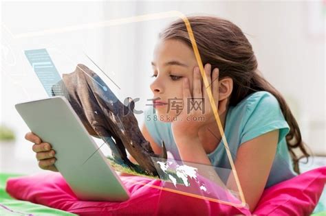 教育、学校和技术概念-带平板电脑和全息图投影的女孩在家在线学习自然。高清摄影大图-千库网