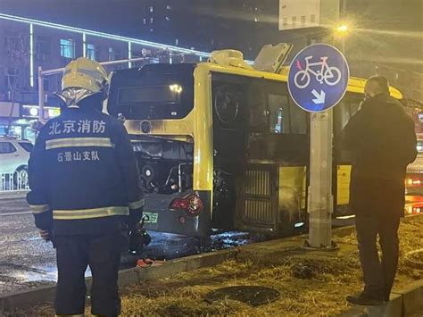 昨晚，一公交空车半路自燃，消防员4分钟赶到！提醒_北京日报网