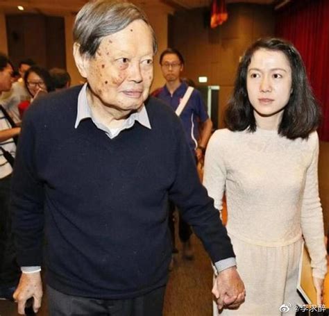 100岁杨振宁：娶小54岁妻子翁帆，爱她18年，用尽余生给她幸福|翁帆|杨振宁|妻子_新浪新闻