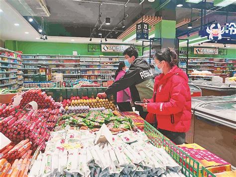 居民欢送“逆行英雄” 消费者有序进超市购物 22家企业陆续复工复产 巴彦兴隆镇重启