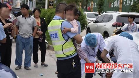 盘王节开幕式上暖心一幕 民警抱着小女孩找到妈妈__江华新闻网