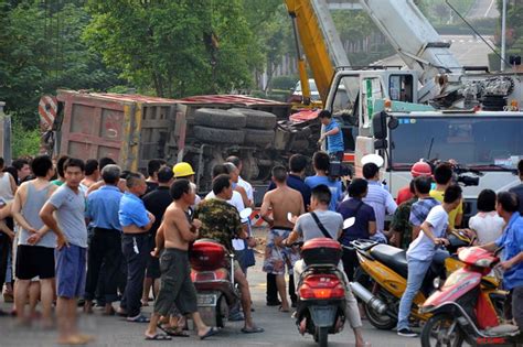 四川成都惨烈车祸 两辆运渣车相撞造成一死一伤|交通事故 - 驾照网