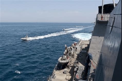 伊朗先发制人，50艘军舰火速离港，占据优势地位开始布置水雷__凤凰网
