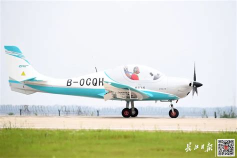 卓尔自主研发的ZA800运动飞机，上天了！_黄冈_新闻中心_长江网_cjn.cn
