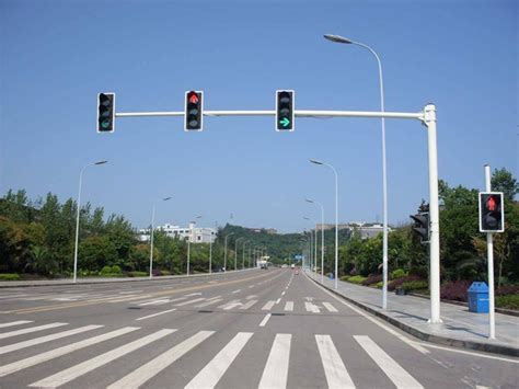 车辆右转需要看红绿灯吗？为什么右转也能被扣分罚款？ - 知乎