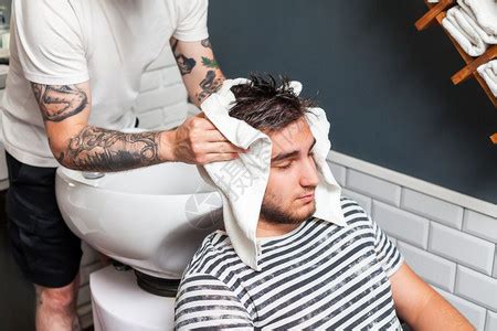 年轻理发师洗头发给沙龙英高清图片下载-正版图片502659911-摄图网