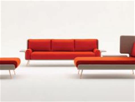 Knoll：优雅实用的红色沙发设计 - 设计之家