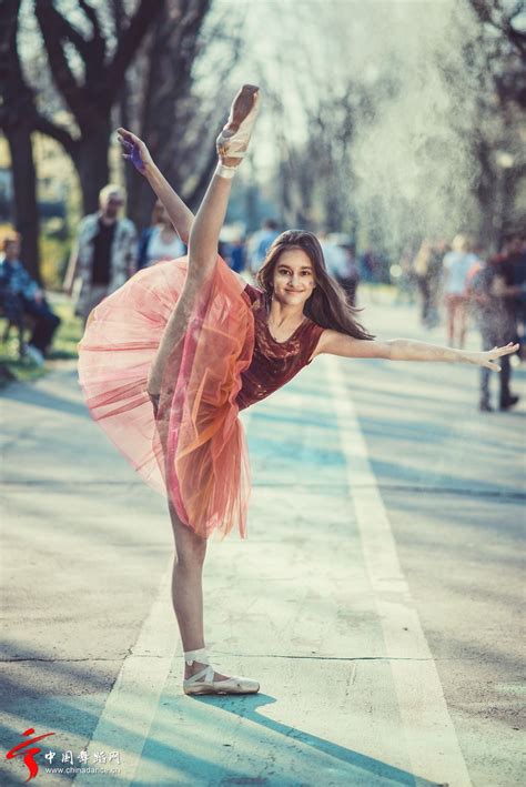跳芭蕾舞的小女孩Anca Berteanu，在和煦的阳光下翩然起舞 - 舞蹈图片 - Powered by Chinadance.cn!