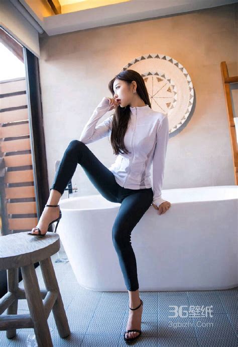 露天阳台前的超大屁股美女紧身白衣白裤优雅写真图片
