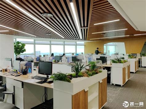 专家见解：通过自定义工作场所设计创建一个快乐的办公室-赫红建筑设计